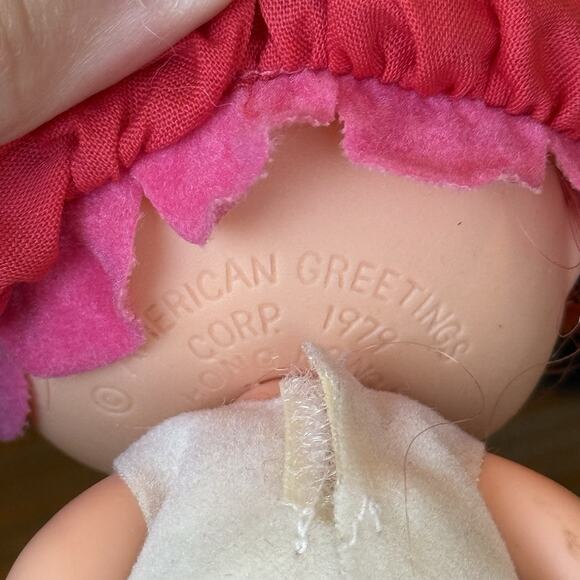 Vintage 1979 Strawberry Shortcake Cherry Cuddler Doll Flat Hands Outfit & Comb - Picture 4 of 7